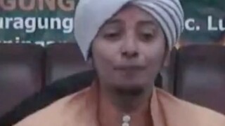 Rasullullah yang mencium tangan sahabat nya