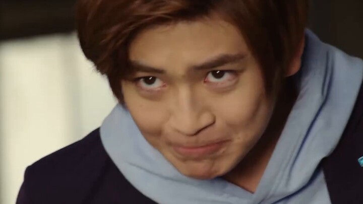 "ชายผู้ไร้ความปรานีผู้มีเข็มขัดสี่เส้น"