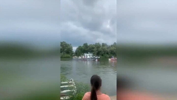 这绳子真结实，匈牙利蒂萨河上一艘船突然撞上警戒绳。