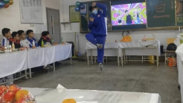 งานเลี้ยงส่งท้ายปีเก่าของนักเรียนมัธยมปลาย: "เซอร์ไพรส์คลิก"