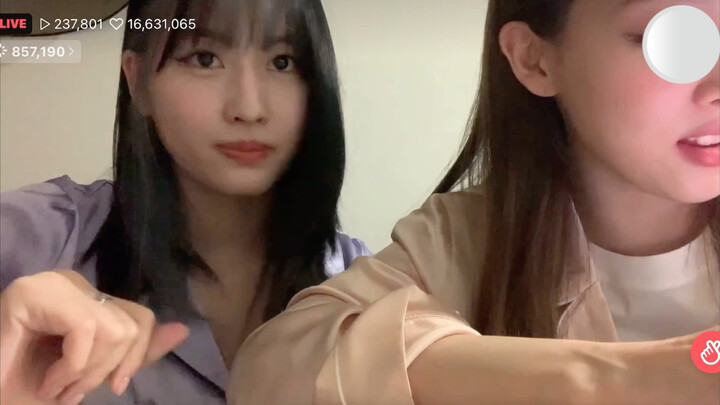 【TWICE】ضحكات O.O المجنونة لاثنين من الحمقى الصغار هههه