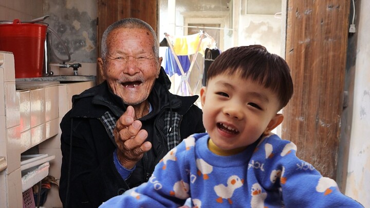 A smile shared by two people eighty-five years apart—such a moment is a true blessing in life.