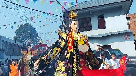 سائق الحصان الصغير يصطحب وريث عائلة هواقوانغ في نزهة