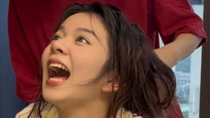 Học cách sấy tóc cho bạn gái