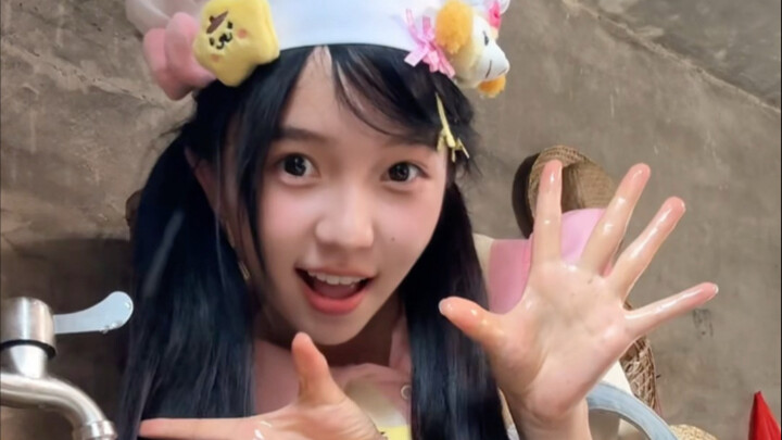 Bailong’s getting chubbier by the day—time for a nice bath today!