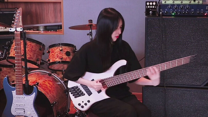 Cover lagu "Finger" oleh seorang gadis pemain bas