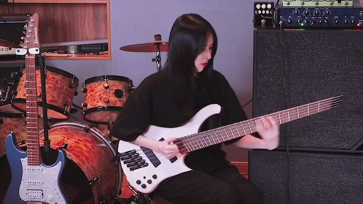 "Finger" được cover bởi cô nàng với ghi-ta Bass