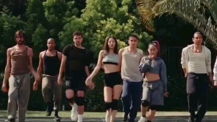 Jennie | Dancing with such dedication—Ms. Kim Jennie must be enduring so much pain from those straig