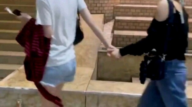 Roommates holding hands! aespa’s Karina and Ningning spotted on a shopping outing