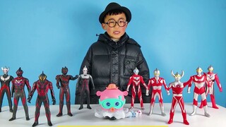 Ozawa và Ultraman cùng mở hộp và chơi với đồ chơi bạch tuộc thổi bóng cực vui