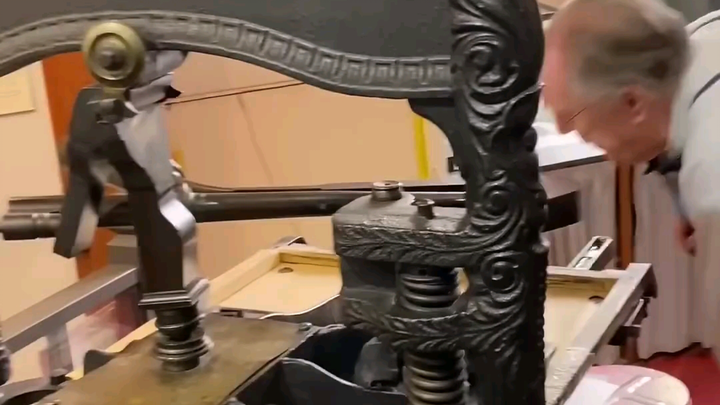 An old man from abroad shows us how the printing press worked in the last century