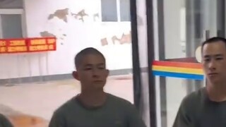 أثبت أنك كنت جنديًا بجملة واحدة! رؤية هذا المشهد مرة أخرى تجعل كل شيء يبدو وكأنه حدث بالأمس، حقيقي ج