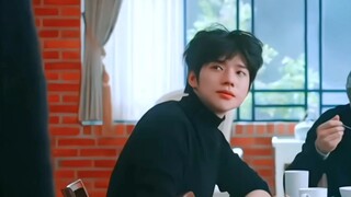 Ai hiểu được? Anh ấy trông thật đẹp trai ngay cả khi đầu tóc rối bù! Bạn trai chó sữa cao 190cm😍