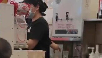 Buying lemonade wholesale, putting it in boxes and selling it outside for five yuan, "the goods are 