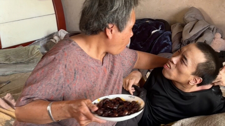 Người mẹ khiếm thị làm món ăn vặt hình côn trùng cho con trai bị bại não