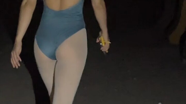 การโชว์พื้นฐานของสาวน้อยนักเต้นในชุดยิมนาสติกสีฟ้า