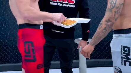 Từ ngoại giao bóng bàn truyền thống đến ngoại giao gà rán thời nay