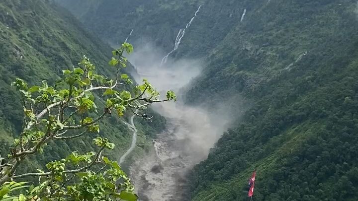 This is not an AI video, this is a real video. This is a recent incident that happened in Nepal.