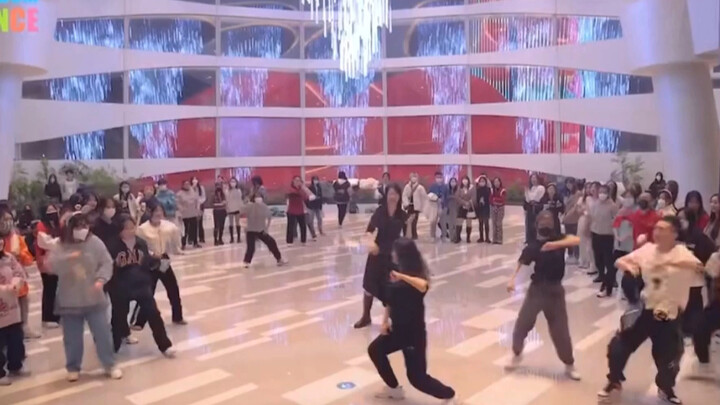 Tarian acak, percikan api keluar dari kakiku, mereka yang mengerti akan mengerti hahahaha