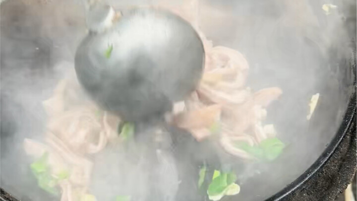 Hari ini kita makan bagian paling mahal dari babi. #PasarRakyatShandong #BerbagiMakananLezat