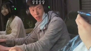 当猛男用萝利音在网吧打游戏