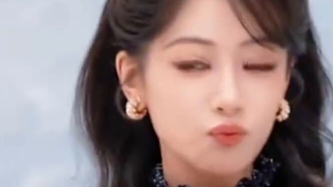 ยากที่จะตัดสิน... ทำไมดวงตาของหยางจื่อถึงโตได้ขนาดนี้? การแต่งหน้าล่าสุดของเธอดูคล้ายกับ Dilraba Dil