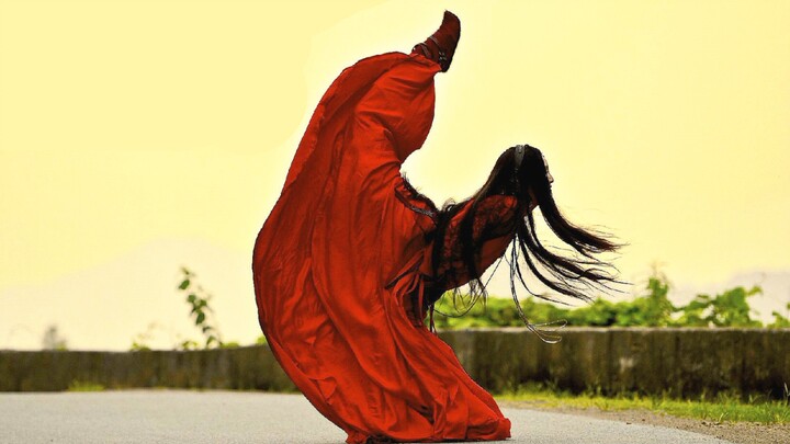 This stunning dance performance definitely belongs to a female star whose acting career has been ove