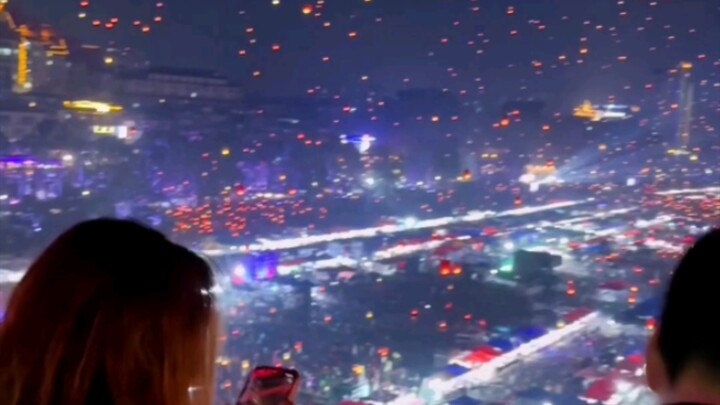 “醉后不知天在水，满船清梦压星河”