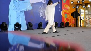 وصلت الموسيقى إلى منتصف المسرح، فوقف مهندس الصوت وسألني إن كنت أريد الاستمرار. قلت:؟
