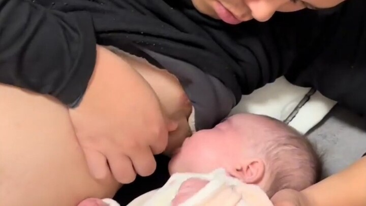 Bố bỉm sữa chăm con đúng là như thế này! “Thần khí dỗ ngủ” của bố bỉm thực sự tạo nên những khoảnh k