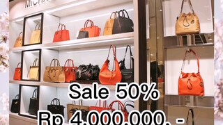 ketika lo mau beliin cewek lo tas tapi diskonya 50%👆🤨