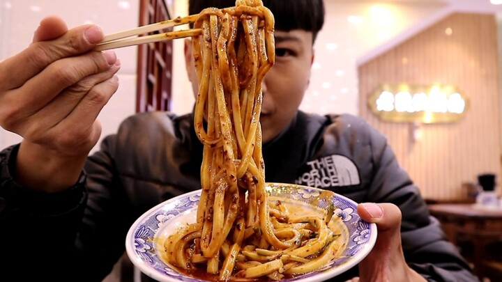 Lương bì sốt mè 8 tệ một bát ở Tây An, hương sốt đậm đà, cay nồng, ăn cực đã!