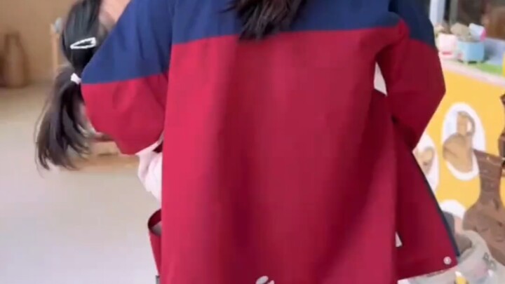 เด็กน้อยไม่รู้จักโกหก แต่กลับพูดจาเพ้อเจ้อ วันรุ่งขึ้นใบอนุญาตครูชั้นอนุบาลของเธอก็ละลายไปราวกับเนยส
