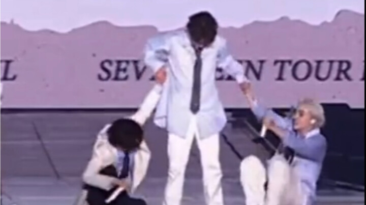 Mọi người, đứng dậy cho lão gia!