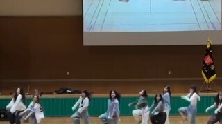 Câu lạc bộ khiêu vũ trường trung học Jeju Hàn Quốc nhảy theo phong cách phối lại "Attention" của New