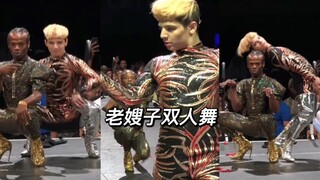 Hai chị dâu già nhảy cùng nhau và thực sự chiến thắng