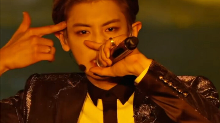 EXO— Baby, Don’t Cry, dalam pertunjukan ini Chan­yeol tampil sangat ganteng, plus ada juga tarian ba