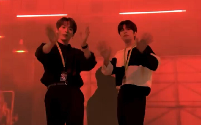 220512 Dispatch ins更新 Stray Kids Lee Know 李旻浩 & 金昇玟 你倆咋看起來不太熟（Doge