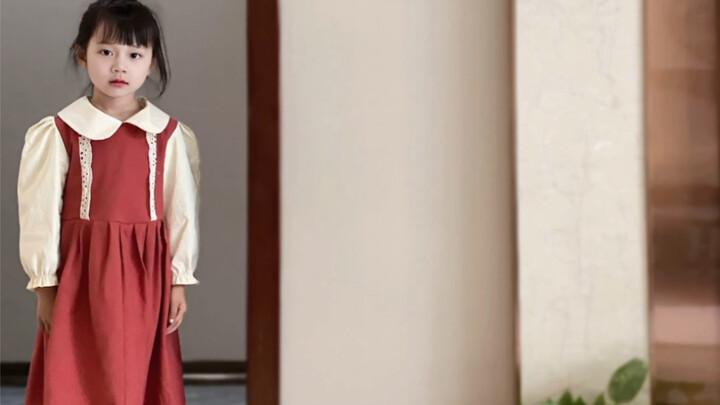 Nenek belajar menjahit secara otodidak, mengubah baju lama jadi gaun manis untuk cucu perempuannya. 