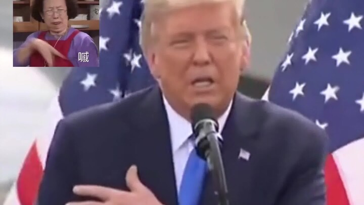 ترامب يقلد مشهدًا شهيرًا لبايدن