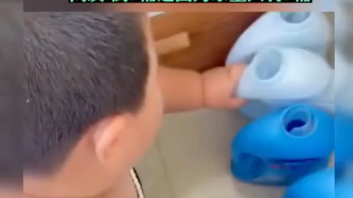 “Little brat” is here! Baby’s washing socks by themselves: 5 buckets of laundry detergent vs. one so