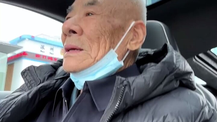 It’s Chinese New Year—let’s let my 80-plus-year-old grandpa体验 a McLaren!