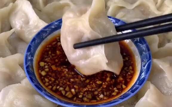 This is how the filling for Northeastern Sour Cabbage Dumplings is actually prepared,