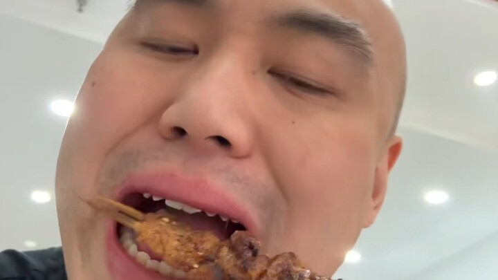 لم أكن أنا من أراد أن أكل، بل زوجتي هي التي أجبرتني على ذلك.