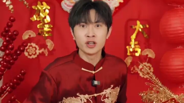 Why is this red envelope making such a rattling sound?
