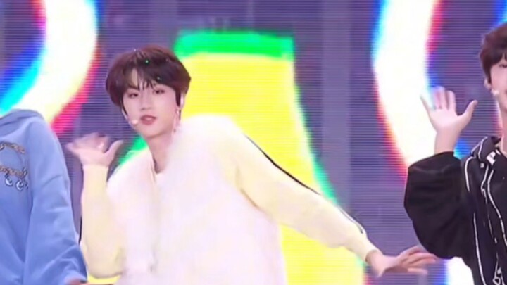 [Li Yudong] Official footage of marching in perfect step—absolutely in the center position!