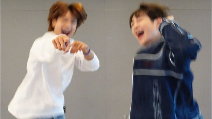 Tôi đề nghị mọi người hãy xem điệu nhảy song ca dễ thương này của Onew x Minho beatdrum