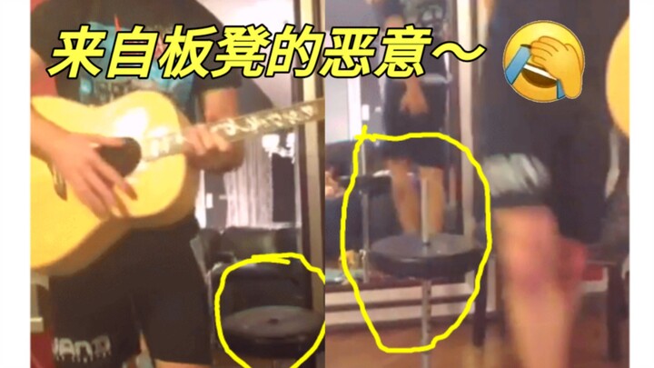 Pria: Selain sakit pantat, tetap saja sakit pantat Σ(ﾟ∀ﾟﾉ)ﾉ Harus hati-hati dengan bangku ya～ GIF ko