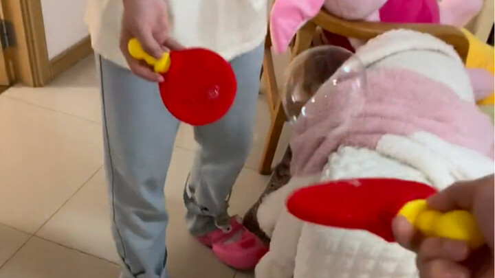 Không có kỹ thuật thì không chơi được bóng bàn bong bóng này đâu!