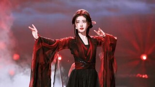Ju Jingyi performs "Luo," dressed in red, radiant and captivating, looking just like a fiery fairy g